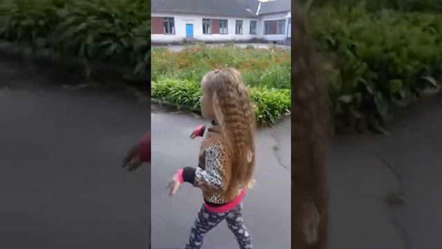 Прогулка , Милана упала... смотреть онлайн