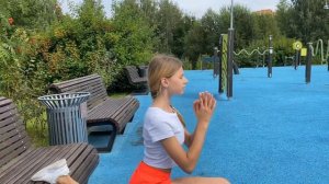 Workout with a bench in the park. Mari Kruchkova.