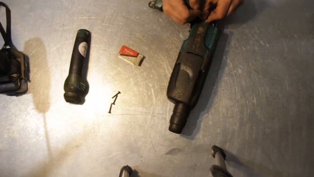 Ремонт перфоратора макита 2450. Замена щеток. смотреть онлайн