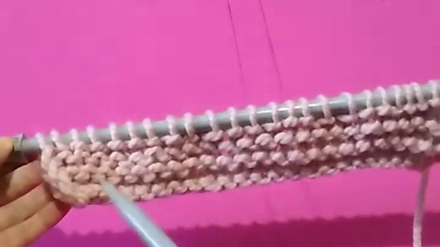 Краткий МК как связать стильный розовый шарф платочной вязкой.