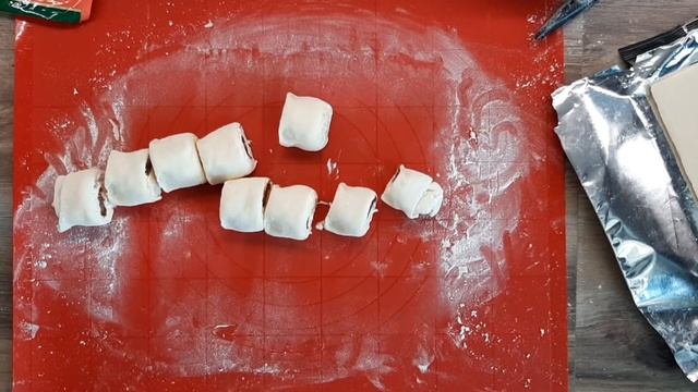 Рецепт быстрых булочек с беконом и вялеными томатами из готового слоёного теста смотреть онлайн