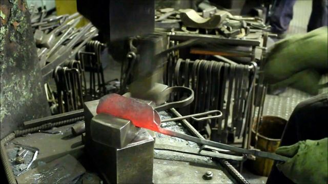 Blacksmithing . Ковка ухвата. Работа с металлом. смотреть онлайн