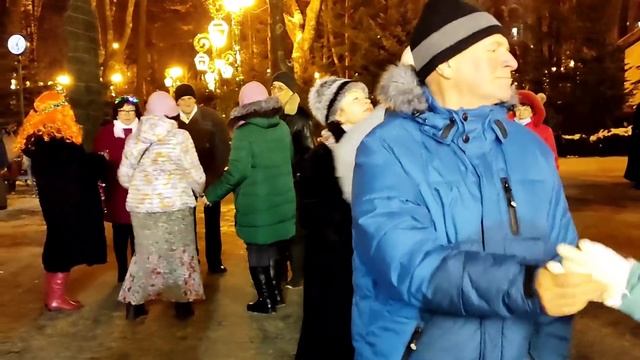 БУДУ Я САДОВНИКОМ ТВОЕЙ ЛЮБВИ!??❤️/ТАНЦЫ В ПАРКЕ ГОРЬКОГО ХАРЬКОВ ДЕКАБРЬ 2021 смотреть онлайн