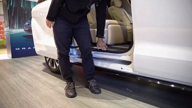 2022 Toyota Granvia Hybrid in-depth Walkaround смотреть онлайн