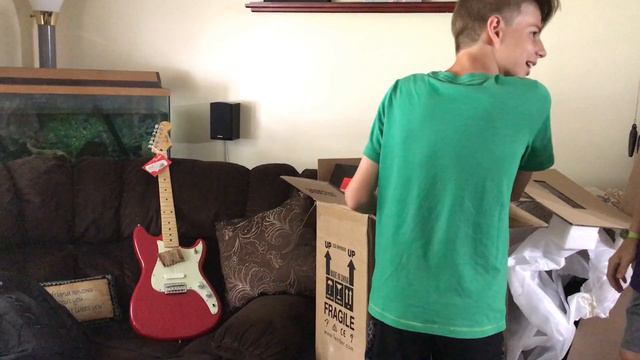 Unboxing a Fender Duo-Sonic Electric Guitar смотреть онлайн