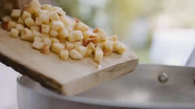 Фузилли с курицей карри, яблоком, миндалём и красным луком смотреть онлайн