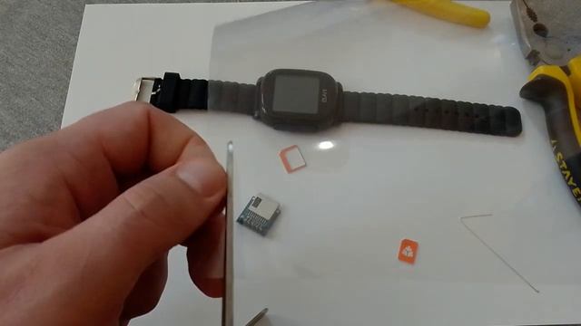 KidPhone 2 ELARI. Извлечение неправильно вставленной SIM карты из детских часов смотреть онлайн