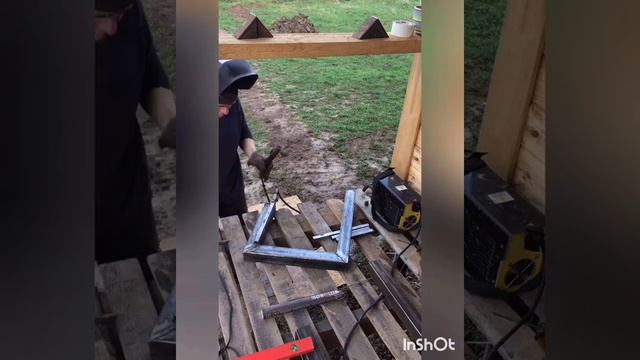 ЛОФТ ЖУРНАЛЬНЫЙ СТОЛИК ИЛИ ПУФИК ИЗ ХЛАМА (ЛАМИНАТ и ПРОФИЛЬ)! смотреть онлайн