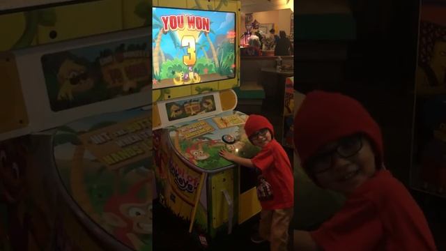 Chuck E. Cheese Barrel of Monkeys Arcade Game смотреть онлайн