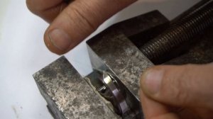 Почему зажёвывает и рвёт верхнюю нить в швейной машине JANOME?