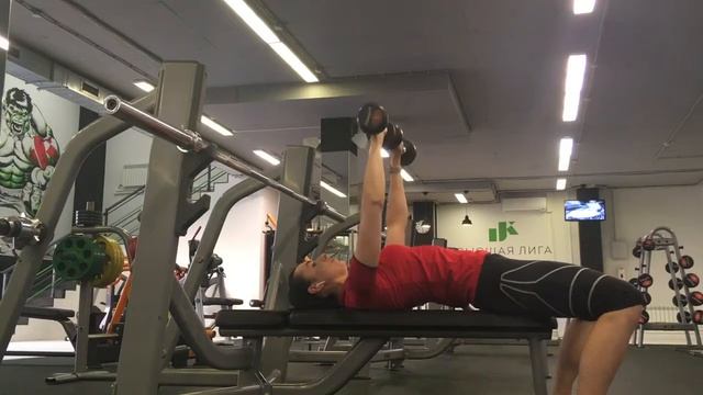 Жим гантелей на горизонтальной скамье смотреть онлайн