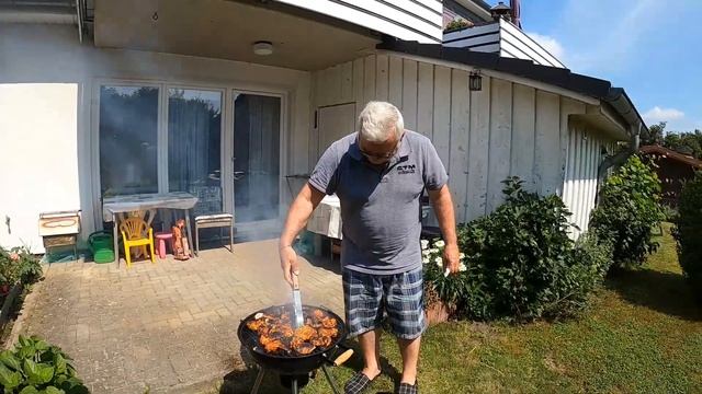 Прекрасный солнечный день в Германии ! Жарим куриные окорочка и свиные колбаски.Гриль в выходной ! смотреть онлайн
