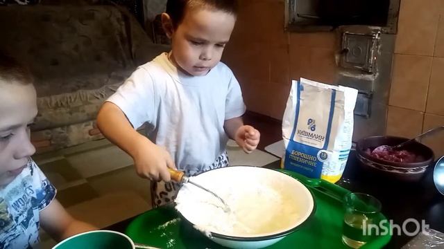 Артём и Ваня готовят блинчики. смотреть онлайн
