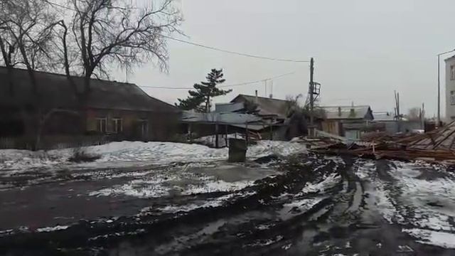 Сорвало кровлю с филиала Городской больницы № 1 в Пришахтинске смотреть онлайн