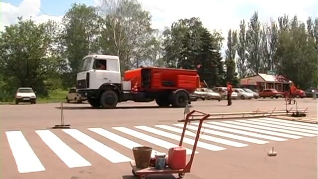 В Покровске ремонтируют дороги с помощью чудо - техники смотреть онлайн