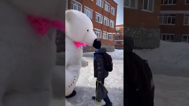 Желаем просто радоваться жизни!И каждый день - улыбкою встречать??Момент после поздравления? смотреть онлайн