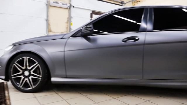 Mercedes С180 из белого в серый матовый сатин смотреть онлайн