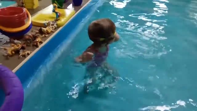 Учимся плавать.  Детский бассейн. Learning To Swim. Children's Swimming Pool.