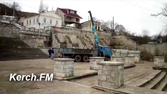С Митридатской лестницы в Керчи увозят грифонов смотреть онлайн