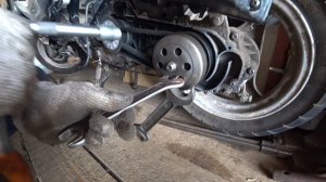 Как открутить задний вариатор на скутере