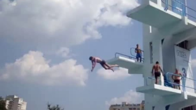 Хотел прыгнуть в воду смотреть онлайн