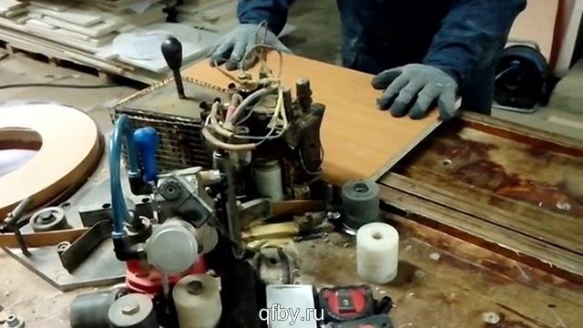 Как клеят кромку ПВХ на ручном станке