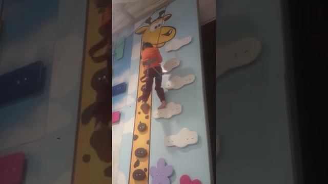 Дарий - скалолазная стенка. Первый раз. смотреть онлайн