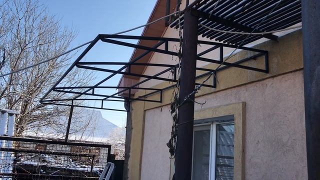 Козырёк над воротами гаража и навесик за углом. 14.12.2022 смотреть онлайн
