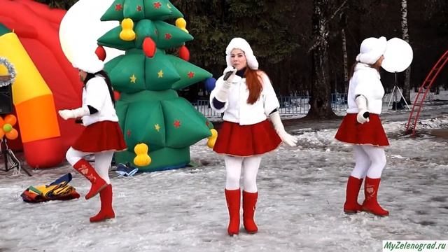 Шоу-группа "Матрешки" исполняет песню "Добрый вечер, Москва" на встрече Деда Морозе в Савелках смотреть онлайн