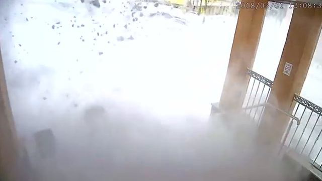 Nord-News: Снег с крыши администрации Видяево обрушился на маму с 1,5-годовалой девочкой смотреть онлайн