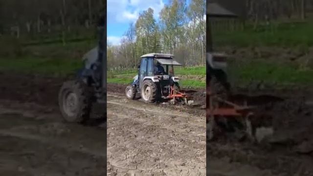 Вспашка земли трактором Скаут 504 смотреть онлайн