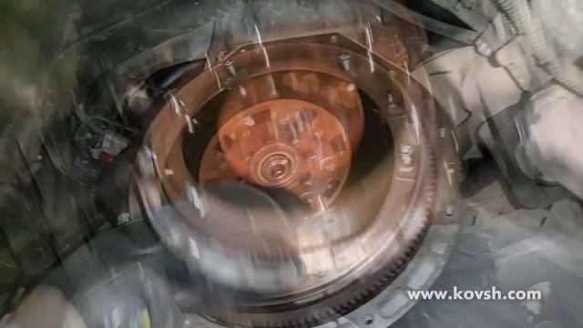 Чтобы исключить стук двухмассового маховика, снимаем сцепление и блокируем массы маховика