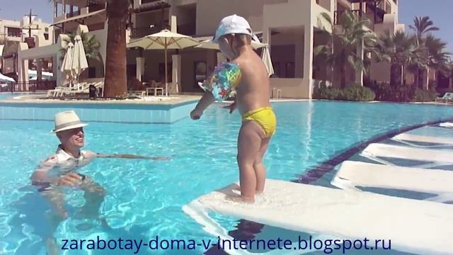 Прыжок ребенка 2,5 года в бассейн!! смотреть онлайн
