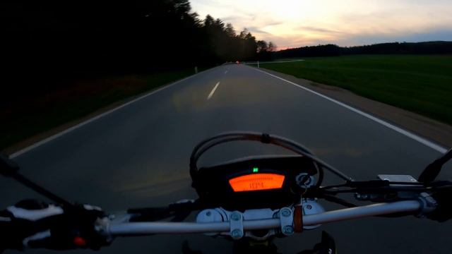 SWM SM 125 TEST - SOUND, TOP Speed, 0-100 & more! [4K] смотреть онлайн