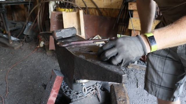 HOW BLACKSMITHS FORGE NAILS! (Great Beginner Project) смотреть онлайн