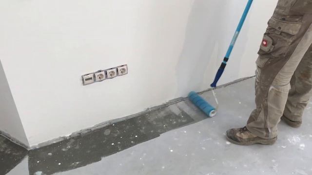 Укладка паркетной доски на стяжку 1 Этап подготовка основания эпоксидной грунтовкой SIKA Praimer MB смотреть онлайн