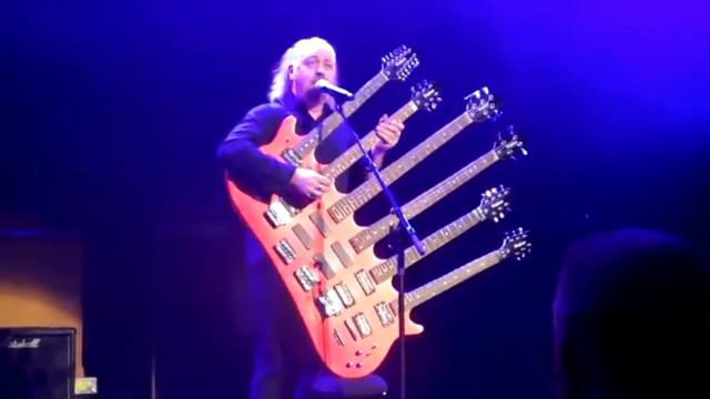 Bill Bailey playing his 6 neck guitar YouTube смотреть онлайн