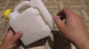 Канистра для смешивания бензина и масла.