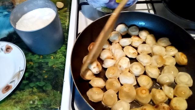 Как правильно пожарить пельмени ! Жареные пельмени ! Жарим пельмени на сковороде смотреть онлайн
