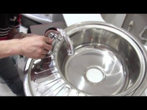 Как правильно вырезать в столешнице отверстие под мойку и ее установить