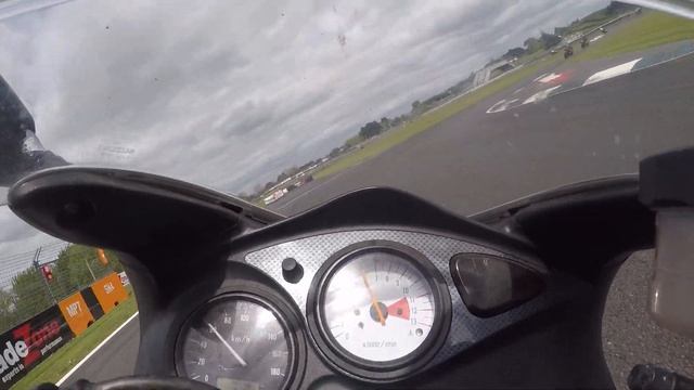 Pukekohe Park Raceway - 2000 Suzuki SV650S Flying Lap (MotoTT Group 4) смотреть онлайн