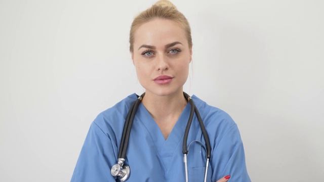 Щенок дрожал перед ветеринаром и заглядывал мужчине в глаза, вымаливая себе жизнь смотреть онлайн