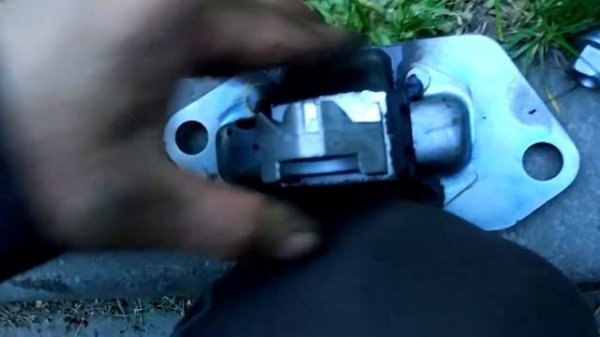 Правая опора двигателя Volvo 2.5t Lemforder VS Hutchinson