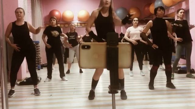 Два притопа, три прихлопа и жира нет. Аэробные танцы смотреть онлайн