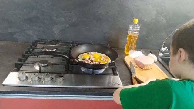 как приготовить вкусную яичницу с вареной колбасой на завтрак в 9 лет смотреть онлайн