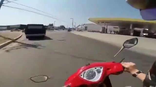 Жесть! Топит на скутере как на мотоцикле смотреть онлайн