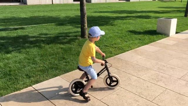 Малыш играет с папой. Интересные прогулки с детьми смотреть онлайн