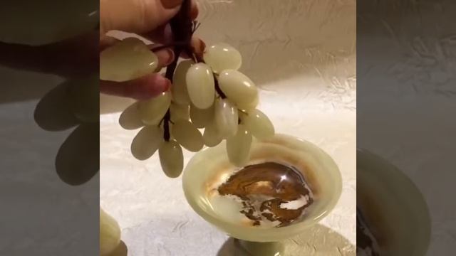 Груша и гроздь винограда в вазочке из камня оникс. смотреть онлайн