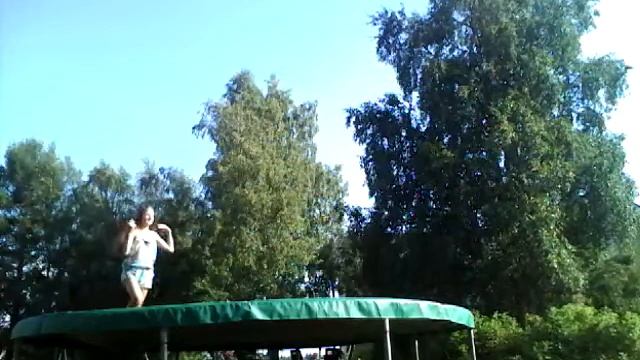 Как я прыгаю на батуте в Финляндии КААЖДЫЙ ДЕНЬ смотреть онлайн