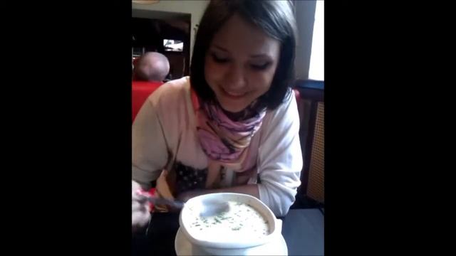 Ди учит правильно есть суп пюре)